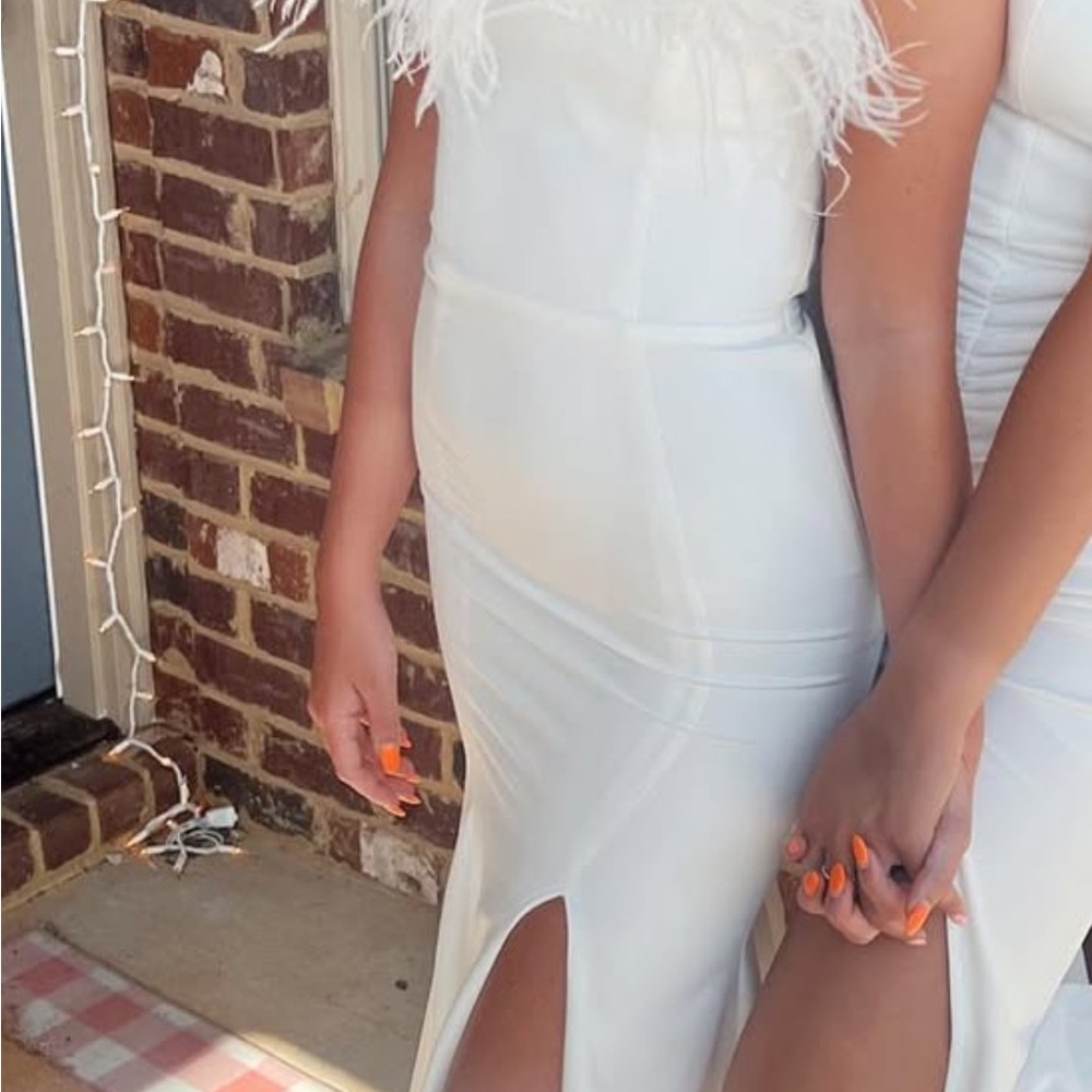 Chic White Feather-Trimmed Prom Dress